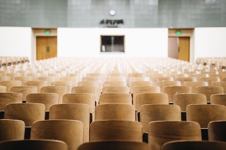 沈阳药科大学本溪校区(沈阳药科大学本溪校区——传承药科文化，感受医药之美)